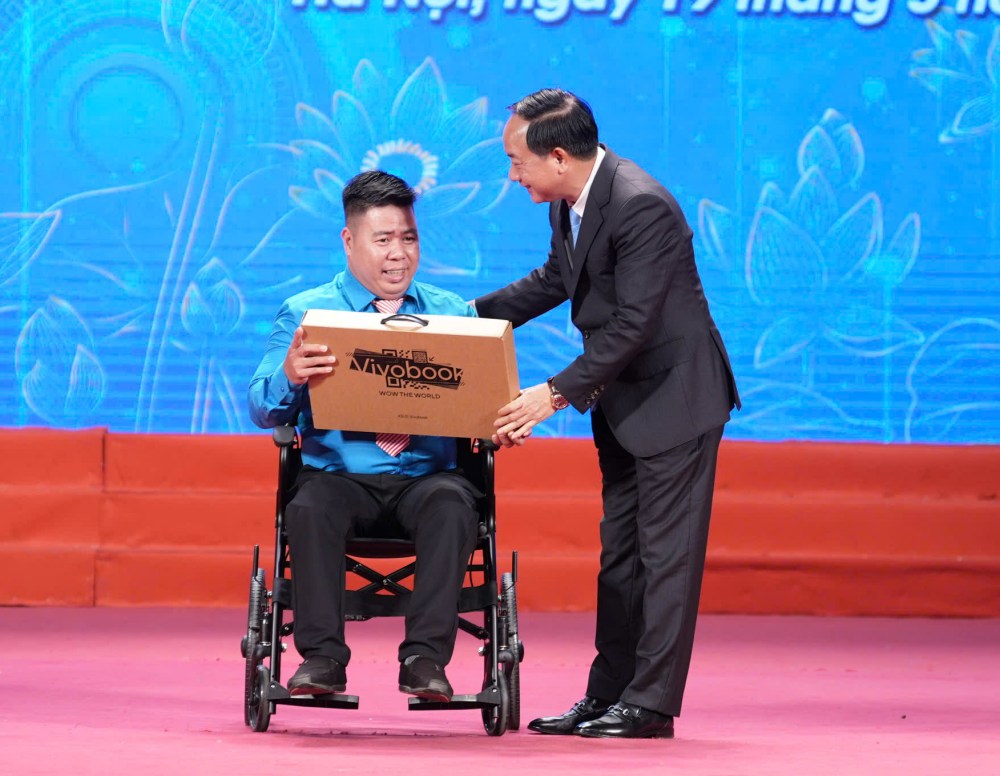 Đồng chí Trịnh Văn Quyết – Ủy viên Bộ Chính trị, Bí thư Trung ương Đảng, Trưởng Ban Tuyên giáo và Dân vận Trung ương đã trao tặng máy tính xách tay cho anh Nguyễn Thanh Điền – công nhân Công ty TNHH Box-Pak Việt Nam (TP Hồ Chí Minh), nhằm động viên tinh thần vượt khó, vươn lên trong lao động và cuộc sống. Ảnh: Hữu Chánh