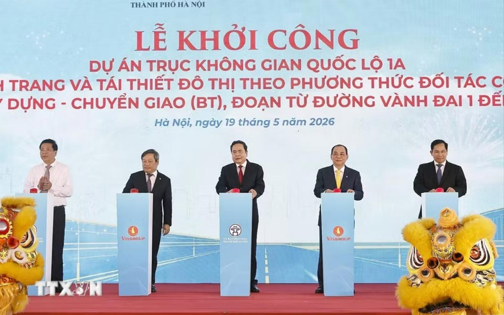 Ủy viên Bộ Chính trị, Chủ tịch Quốc hội Trần Thanh Mẫn và các đại biểu thực hiện nghi thức phát lệnh khởi công Dự án trục không gian Quốc lộ 1A. Ảnh: Doãn Tấn/TTXVN
