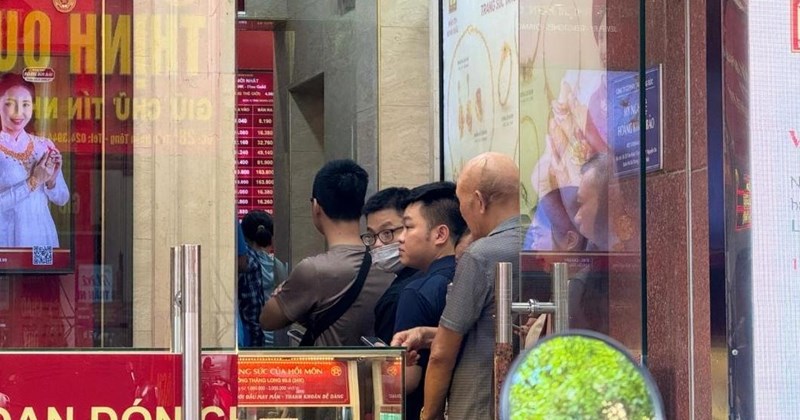 Giá vàng tăng cao, người dân đổ xô đi mua