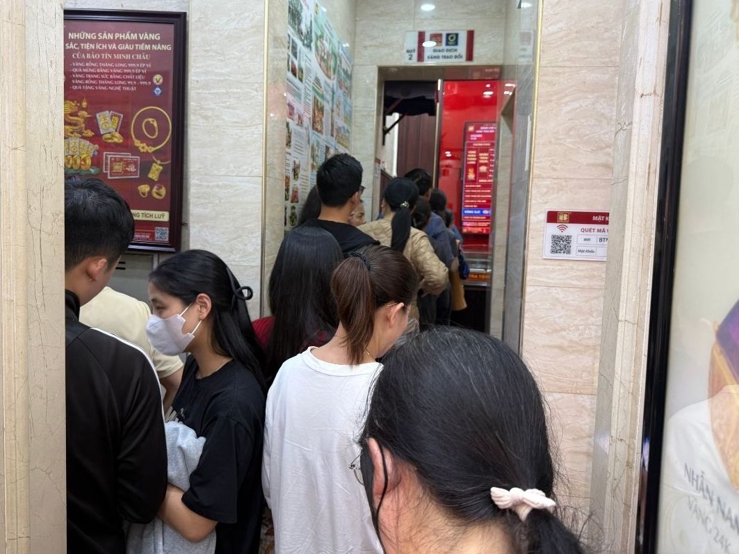 Bên trong một cửa hàng vàng trên phố Trần Nhân Tông, nhiều khách hàng xếp hàng chờ đến lượt giao dịch trong bối cảnh giá vàng tăng mạnh. Ảnh: Hà Lê