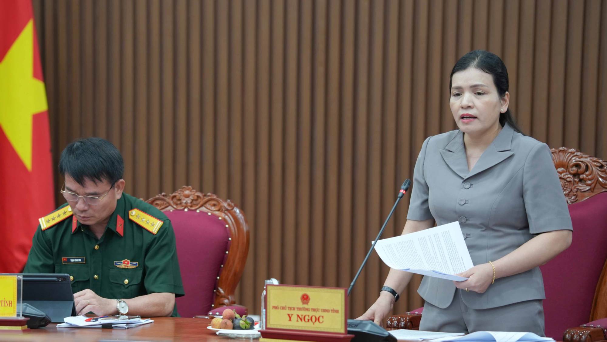 Ms. Y Ngoc - Standing Vice Chairwoman of Quang Ngai Provincial People's Committee - requested departments, branches, and localities to strive to complete the construction and repair of new houses for beneficiaries before July 20, 2026. Photo: Thien Hau