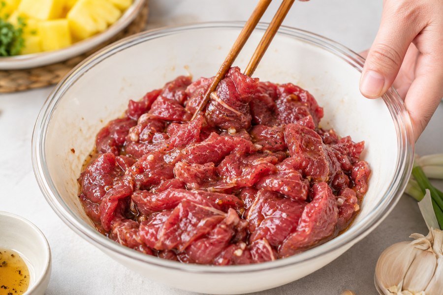 Thịt bò được ướp gia vị trước khi xào trên lửa lớn. Ảnh: Thùy Linh