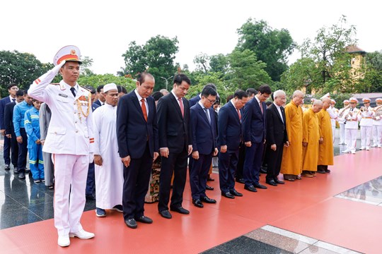 Đoàn đại biểu Ủy ban Trung ương Mặt trận Tổ quốc Việt Nam đến dâng hương, dâng hoa tại Đài tưởng niệm Anh hùng liệt sĩ trên đường Bắc Sơn (Hà Nội). Ảnh: Như Ý