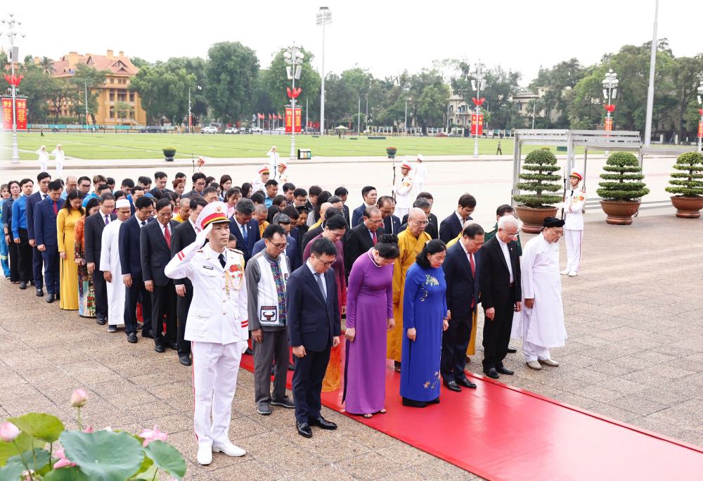 Đoàn đại biểu Ủy ban Trung ương Mặt trận Tổ quốc Việt Nam thành kính tưởng niệm Chủ tịch Hồ Chí Minh. Ảnh: Như Ý