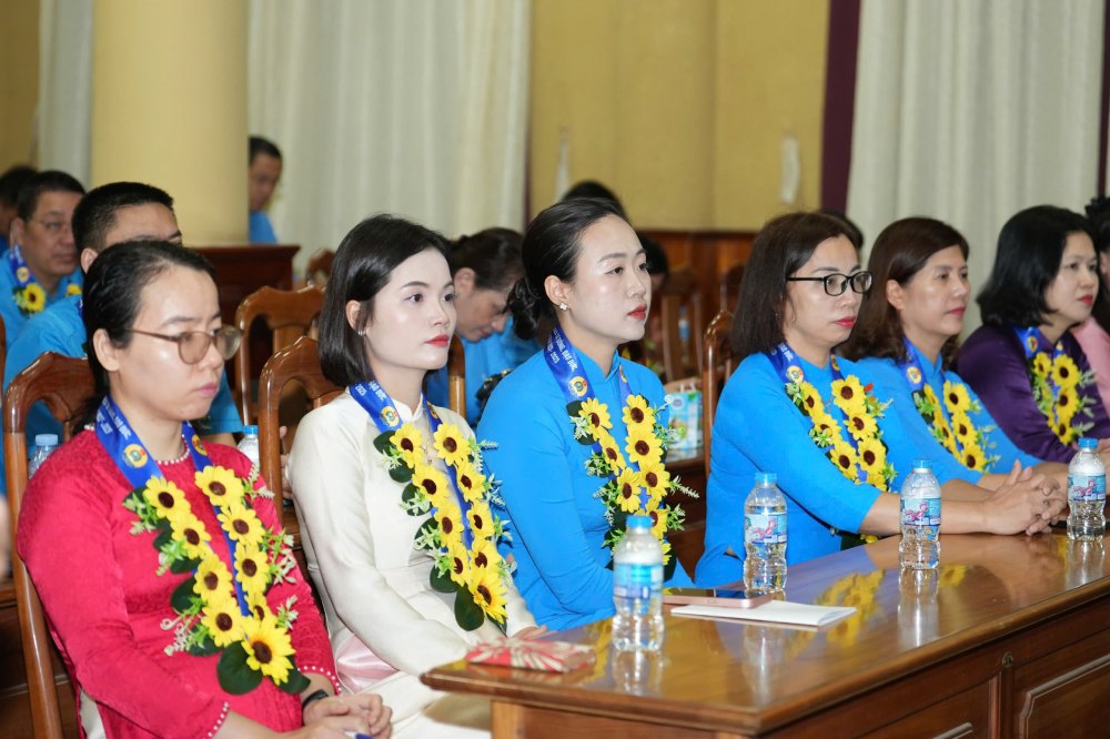 Sáng 19.5 diễn ra Diễn đàn “Đoàn viên công đoàn học tập và làm theo tư tưởng, đạo đức, phong cách của Bác thi đua lao động giỏi, năng suất cao, thu nhập tốt”. Ảnh: Hữu Chánh