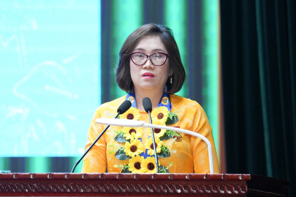 Dr. Duong Thi Thuy Van - Director of the Innovation Center (Ton Duc Thang University) - outlined 6 breakthrough solutions for trade unions to accompany human resource development. Photo: Huu Chanh