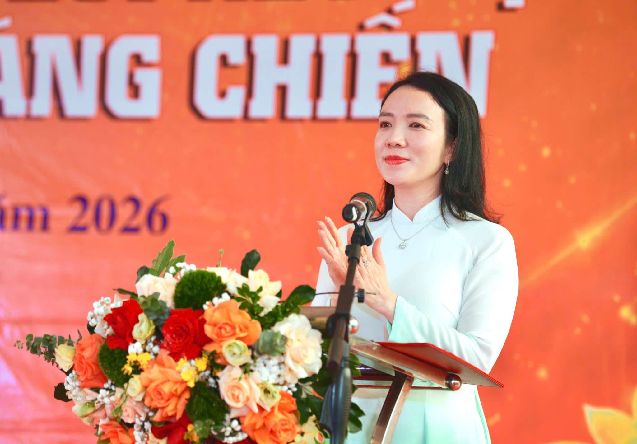 Director of Nghe An Department of Culture, Sports and Tourism Tran Thi My Hanh speaks at the opening of the exhibition. Photo: Vo Khanh