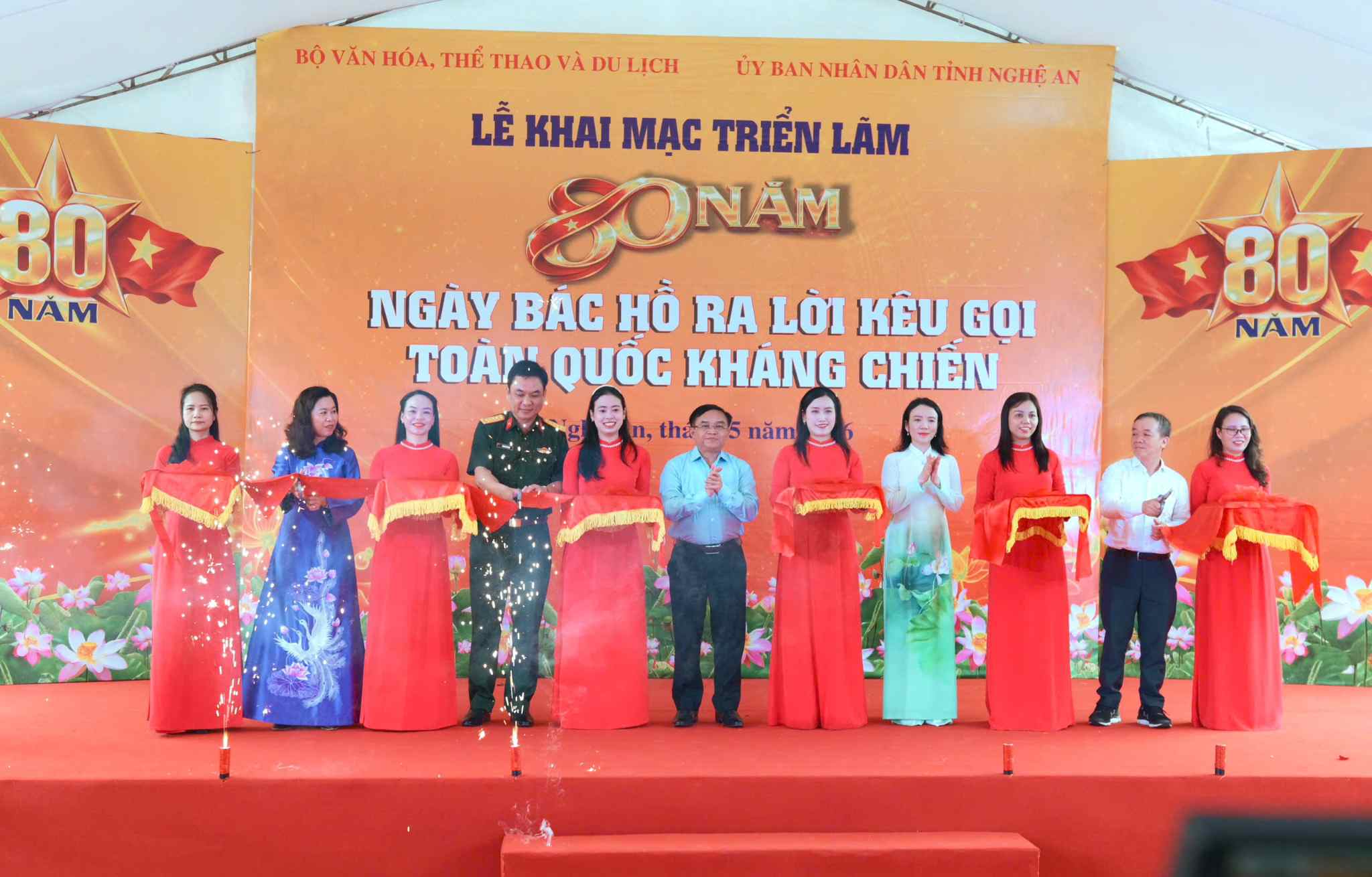 Các đại biểu cắt băng khai mạc triển lãm. Ảnh: Võ Khánh