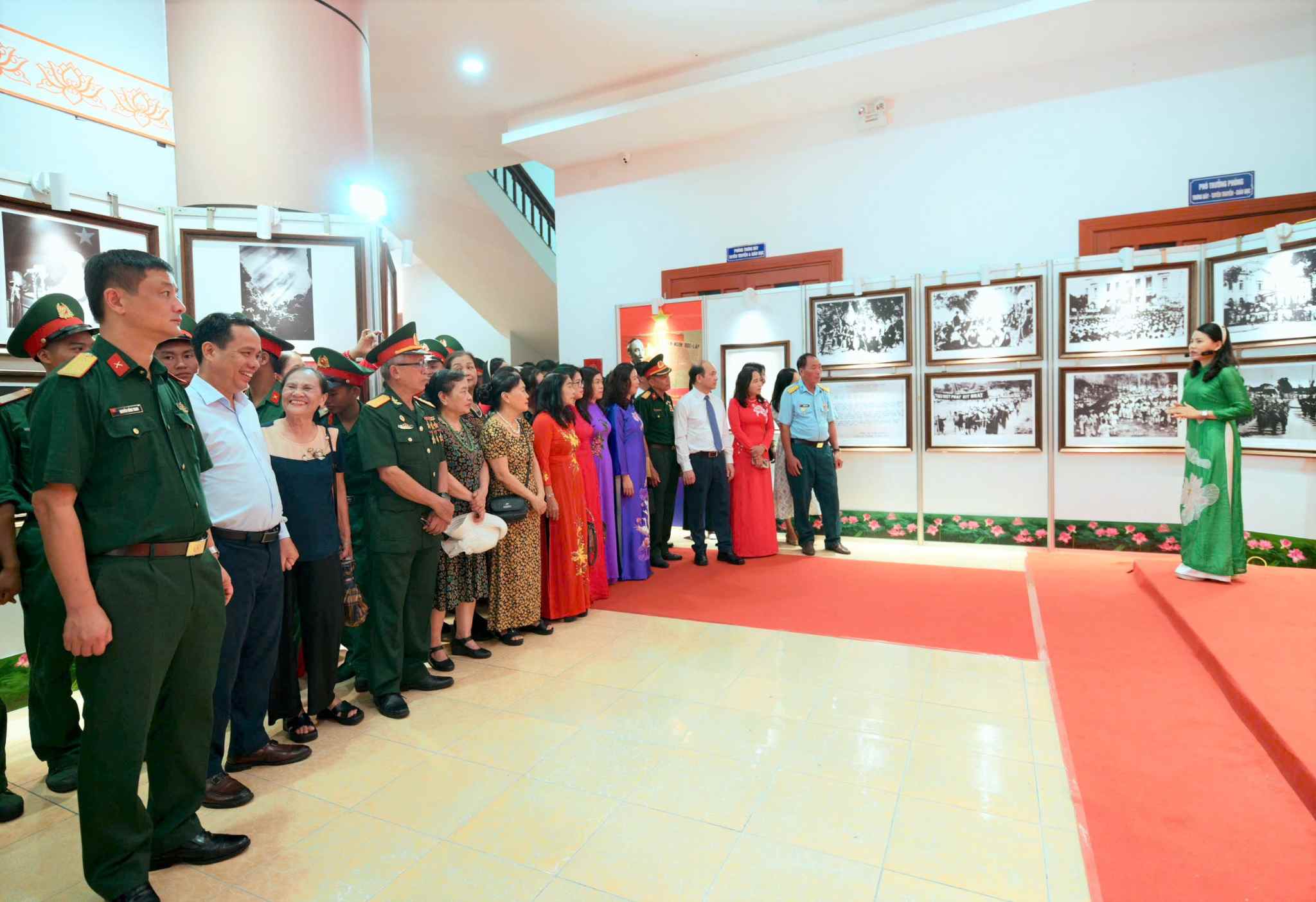 Các đại biểu tham quan triển lãm. Ảnh: Võ Khánh