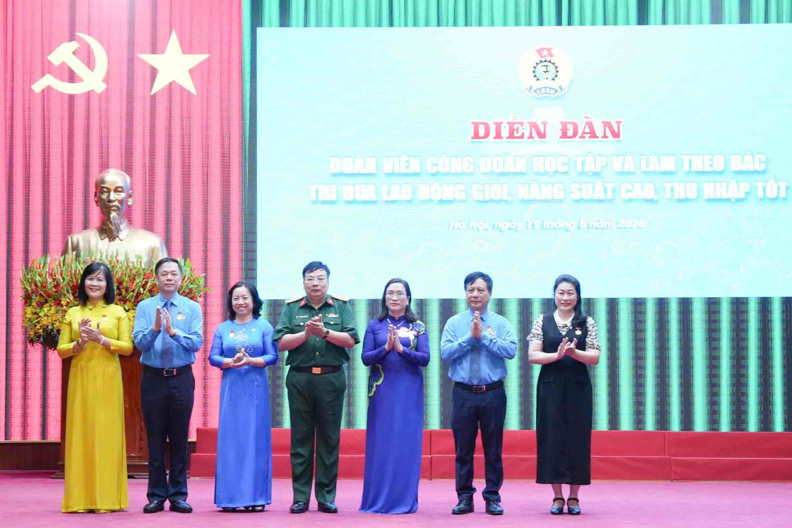 Colonel Nguyen Ngoc Huan - Deputy Commander, Chief of Staff of the Command of President Ho Chi Minh Mausoleum - and Standing Vice President of the Vietnam General Confederation of Labor Thai Thu Xuong (third from the left) present Uncle Ho's badge to delegates. Photo: Huu Chanh