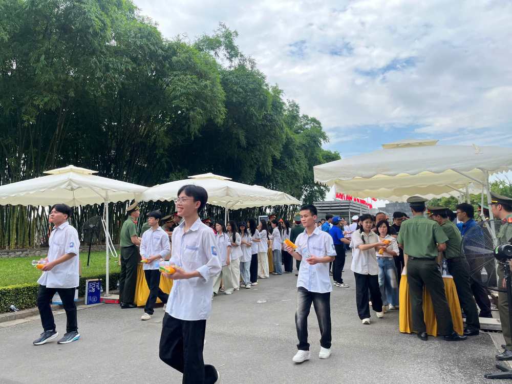 Nhiều đoàn học sinh, các bạn trẻ cũng ghé thăm Lăng Bác trong dịp đặc biệt này. Ảnh: Chí Long