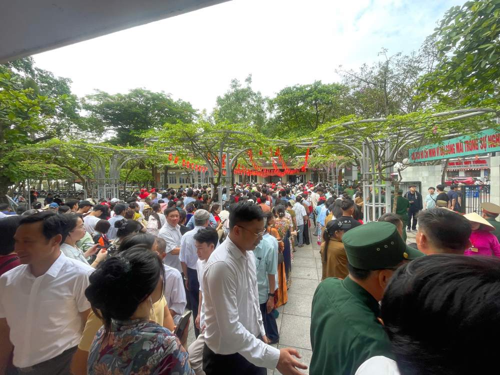 Hàng vạn người dân xếp hàng vào thăm Lăng Bác. Ảnh: Minh Chính