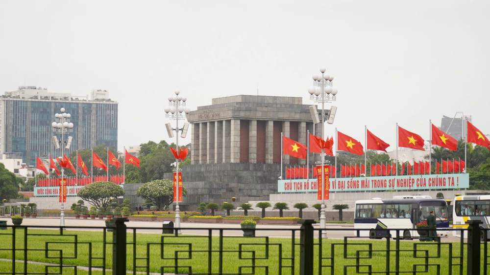 Không khí trang nghiêm tại Lăng Chủ tịch Hồ Chí Minh sáng sớm 19.5. Ảnh: Minh Chính