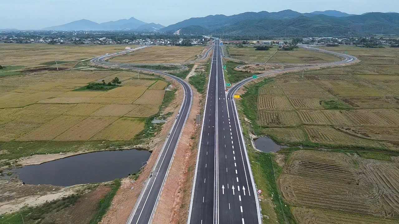 The early opening of 2 expressways in Dak Lak province will help reduce traffic load for National Highway 1. Photo: Van Doi