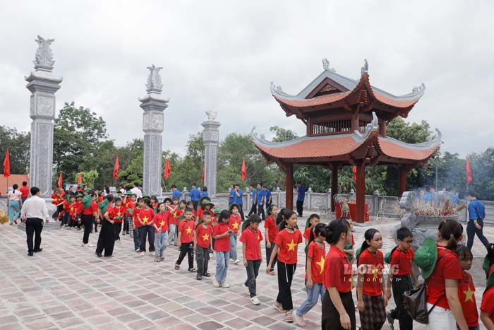 Student delegation offers incense to commemorate President Ho Chi Minh on the morning of May 19. Photo: Quang Dat