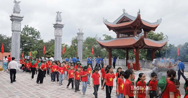Điện Biên: Hàng ngàn người dân dâng hương tưởng niệm Chủ tịch Hồ Chí Minh