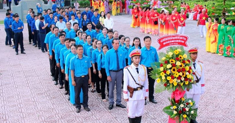 Cà Mau: Liên đoàn Lao động viếng, dâng hương tưởng niệm Bác Hồ
