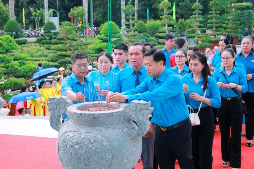 Cán bộ Công đoàn tỉnh Cà Mau thắp hương tưởng nhớ Chủ tịch Hồ Chí Minh. Ảnh: Thiệu Vũ