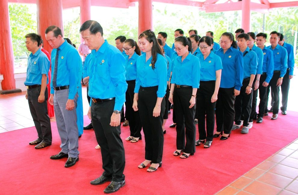 Cán bộ Công đoàn tỉnh Cà Mau dành phút mặc niệm tưởng nhớ công lao to lớn của Chủ tịch Hồ Chí Minh. Ảnh: Thiệu Vũ