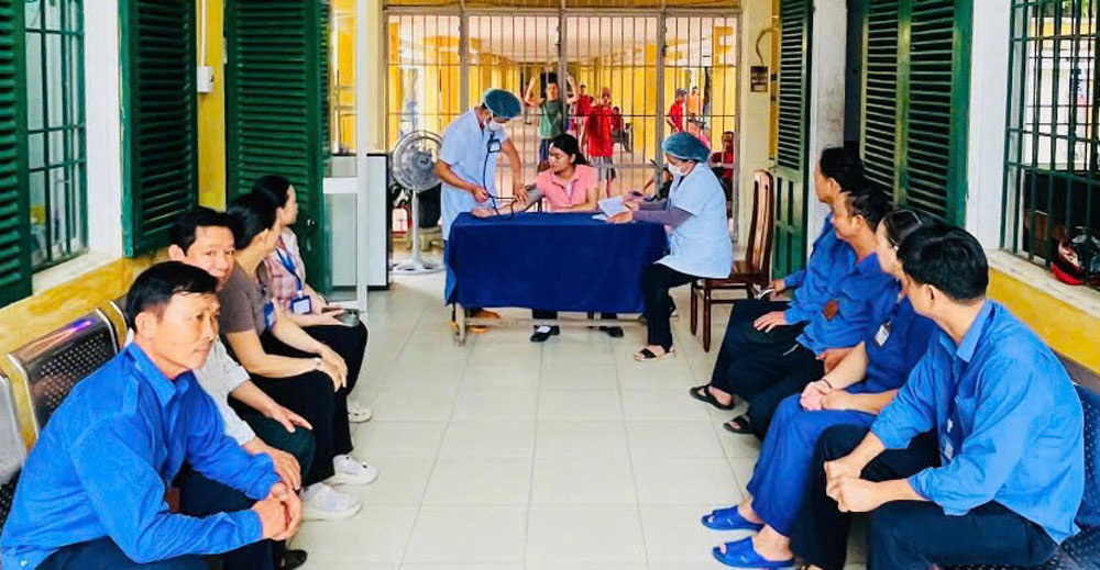 The grassroots Trade Union of Quang Nam Mental Health Nursing Center (under Huong Tra Ward Trade Union) organized the program "Day of Health Care for Officials and Employees" with many practical and meaningful activities for union members and employees at the unit. Photo: Huong Tra Trade Union
