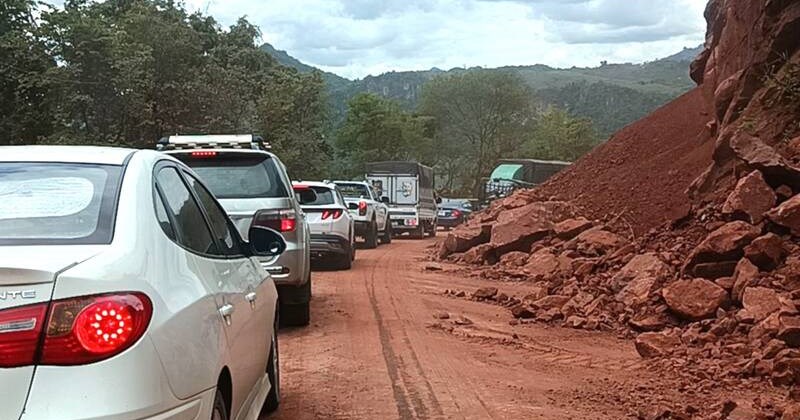 Đèo Mộc Châu tê liệt nhiều giờ vì sạt lở