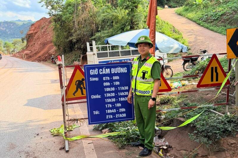 Las fuerzas funcionales organizan la prohibición temporal de la carretera en el Km200+700 de la Carretera Nacional 6, área de la curva Con Coc perteneciente al paso de Moc Chau, provincia de Son La según muchas horas del día. Foto: Trung Hieu