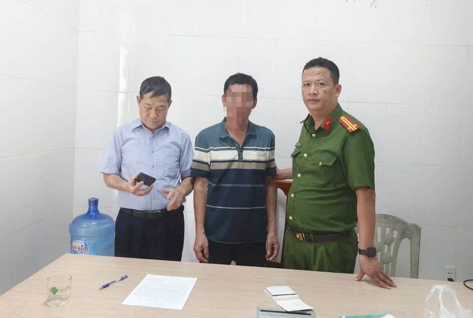 Ha Huy Tap Ward Police contacted relatives to bring the lost man (in the middle) home. Photo: Ha Tinh Police
