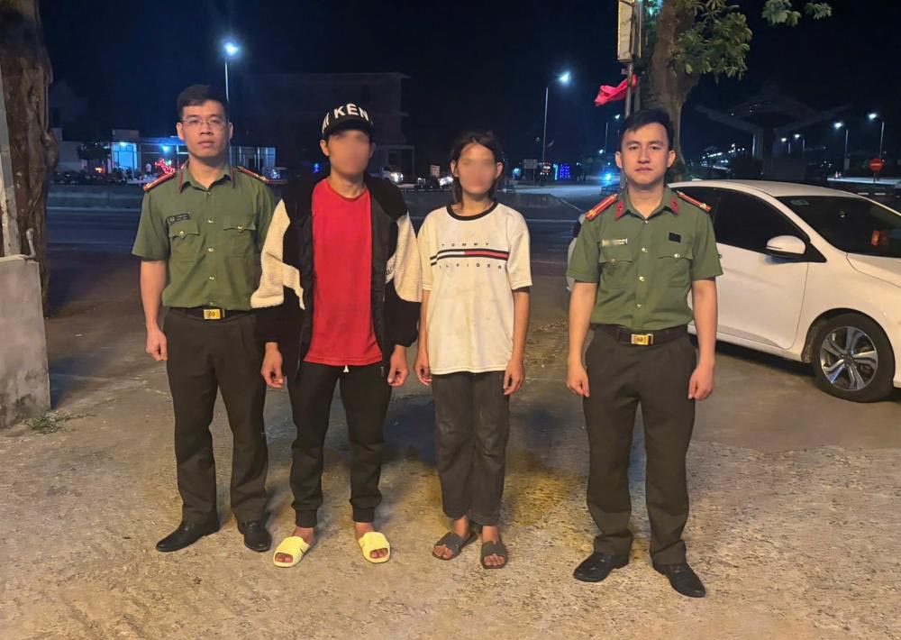 Công an xã Kỳ Anh giúp 2 công dân đi lạc trở về nhà. Ảnh: Công an Hà Tĩnh