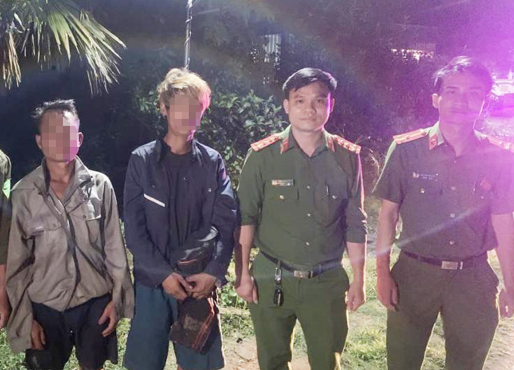 Công an xã Kỳ Thượng đưa 2 công dân lạc đường về nhà. Ảnh: Công an Hà Tĩnh
