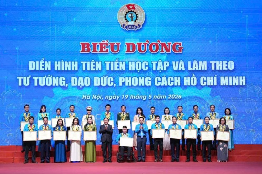 Overview of the 5-year preliminary review conference of Conclusion 01-KL/TW of the Politburo praising advanced examples of studying and following Ho Chi Minh's ideology, morality, and style on the afternoon of May 19. Photo: Huu Chanh