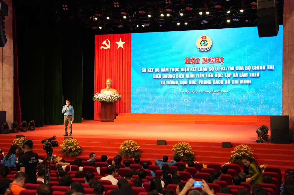 Overview of the 5-year preliminary review conference of Conclusion 01-KL/TW of the Politburo praising advanced examples of studying and following Ho Chi Minh's ideology, morality, and style on the afternoon of May 19. Photo: Huu Chanh