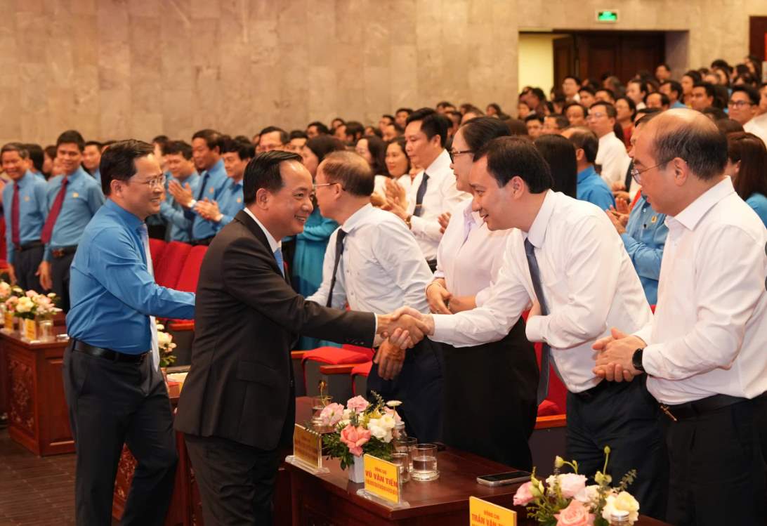 Overview of the 5-year preliminary review conference of Conclusion 01-KL/TW of the Politburo praising advanced examples of studying and following Ho Chi Minh's ideology, morality, and style on the afternoon of May 19. Photo: Huu Chanh