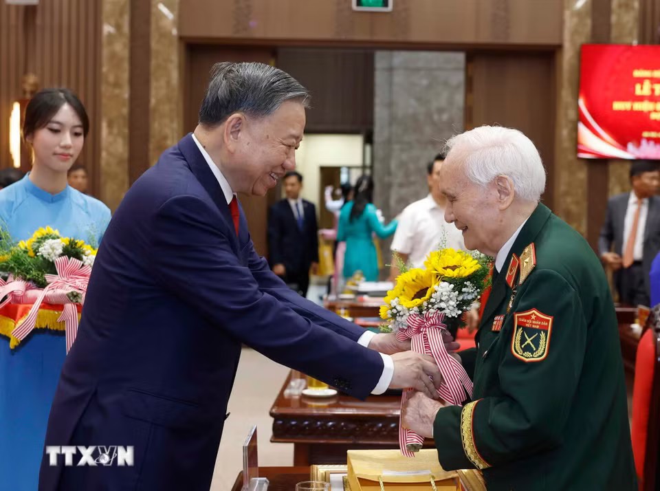 Tổng Bí thư, Chủ tịch nước Tô Lâm tặng hoa chúc mừng các đảng viên nhận Huy hiệu Đảng. Ảnh: TTXVN