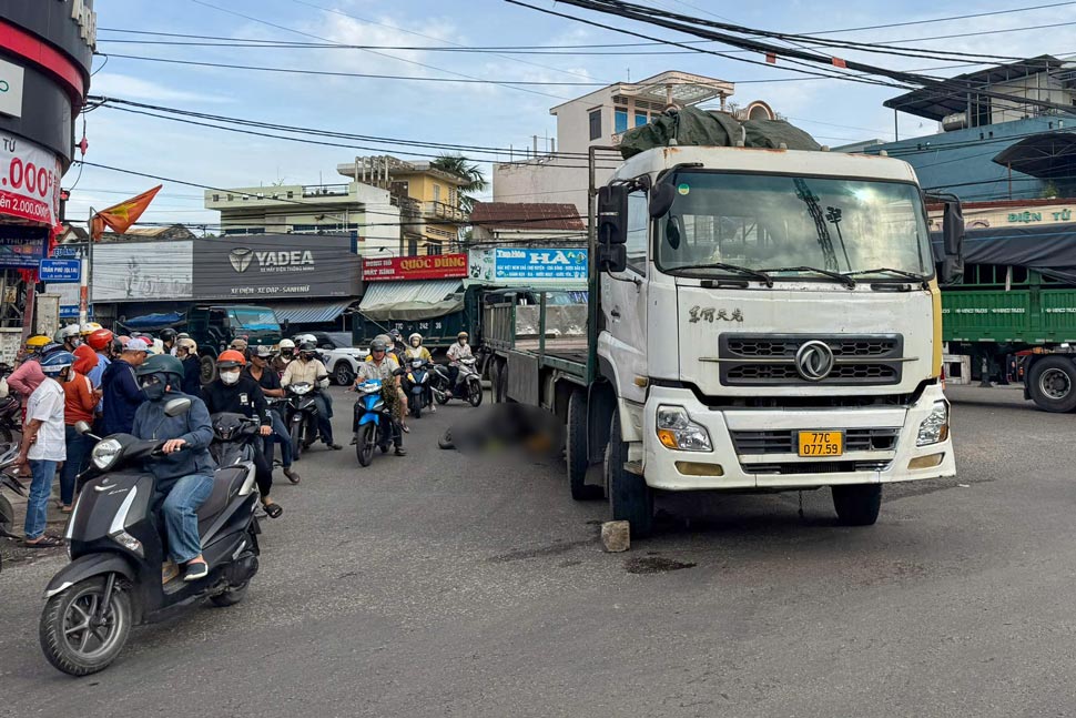 Hiện trường vụ tai nạn giữa xe tải và xe đạp điện tại nút giao Quốc lộ 19C và Quốc lộ 1 (Gia Lai), khiến 1 phụ nữ tử vong tại chỗ. Ảnh: Thanh Trí