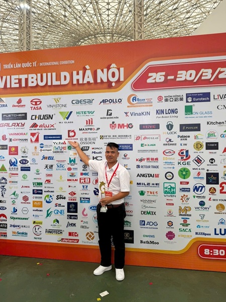 CEO Cửa thép Dragon Trần Đình Đoàn tại triển lãm quốc tế Vietbuild. (Ảnh: Cửa thép Dragon)