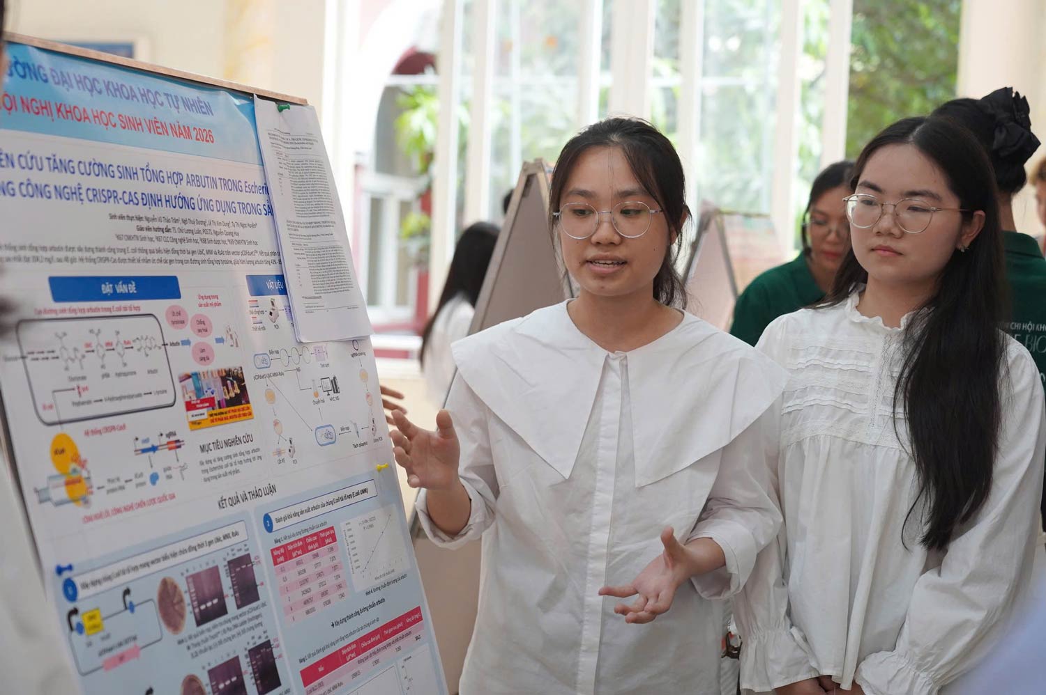 Sinh viên Trường Đại học Khoa học Tự nhiên trình bày báo cáo khoa học tại Hội nghị khoa học sinh viên cấp trường năm 2026. Ảnh: Nhà trường