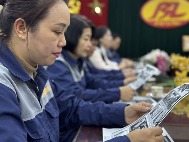 Công đoàn Lạng Sơn tuyên truyền chính sách, pháp luật đến với người lao động. Ảnh: Khánh Linh
