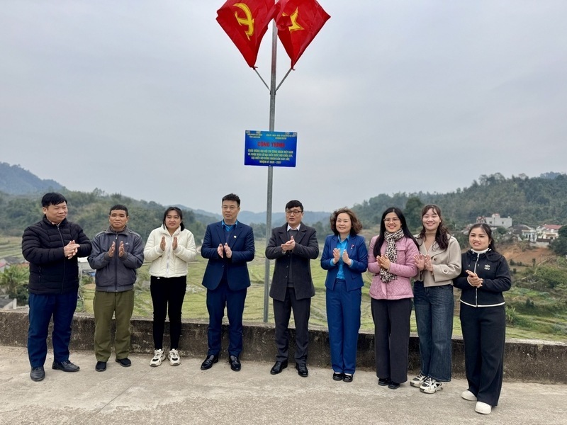 Người dân cùng công đoàn làm sáng 9 km đường thôn ở Lạng Sơn. Ảnh: Khánh Linh