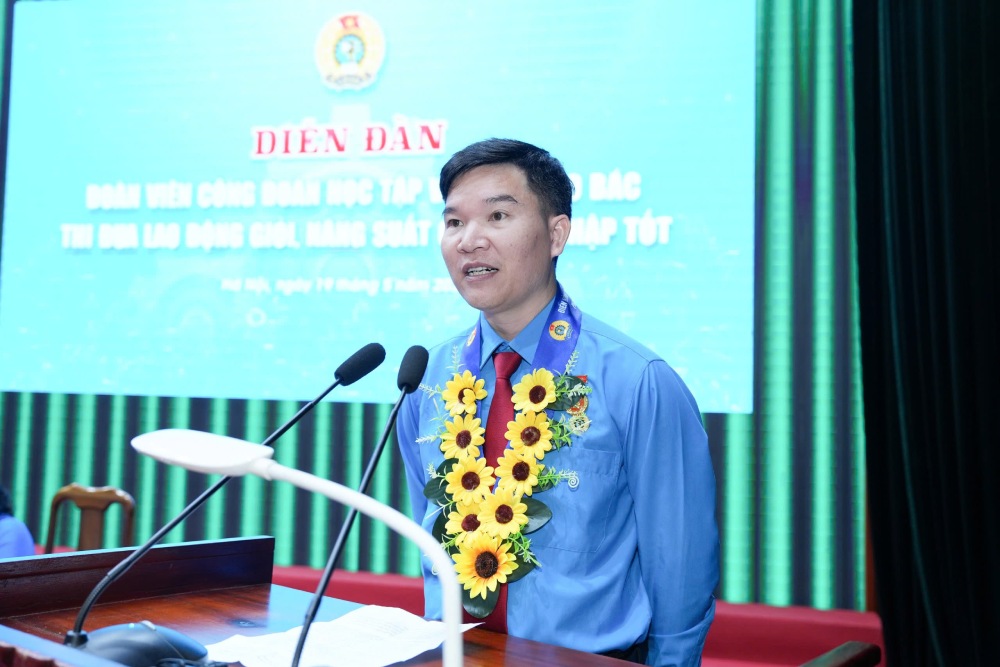 Mr. Luu Van Nhiem, a trade union member of Saigon STEC Co., Ltd., said that for him personally, learning and following Uncle Ho is starting from the simplest things: "Work more responsibly - Practice more thriftily - Work better, be more creative". Photo: Huu Chanh