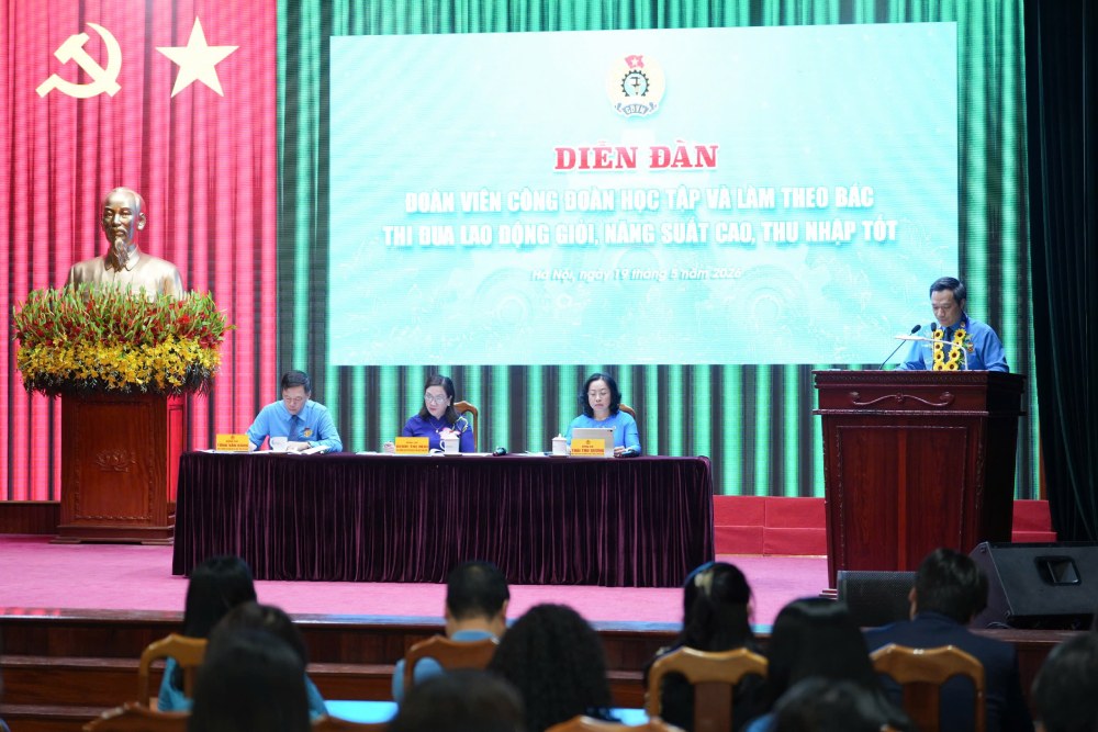 Sáng 19.5 diễn ra Diễn đàn “Đoàn viên công đoàn học tập và làm theo tư tưởng, đạo đức, phong cách của Bác thi đua lao động giỏi, năng suất cao, thu nhập tốt”. Ảnh: Hữu Chánh