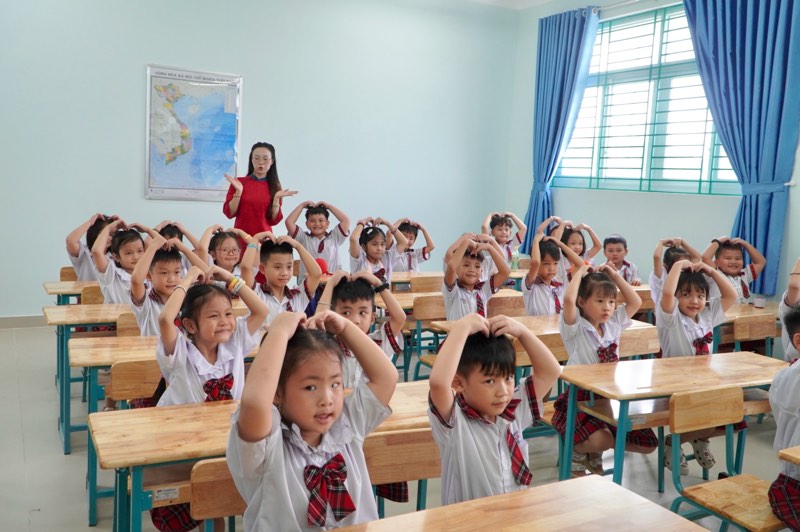 Parents are excited when their children study in a new spacious school in Ho Chi Minh City
