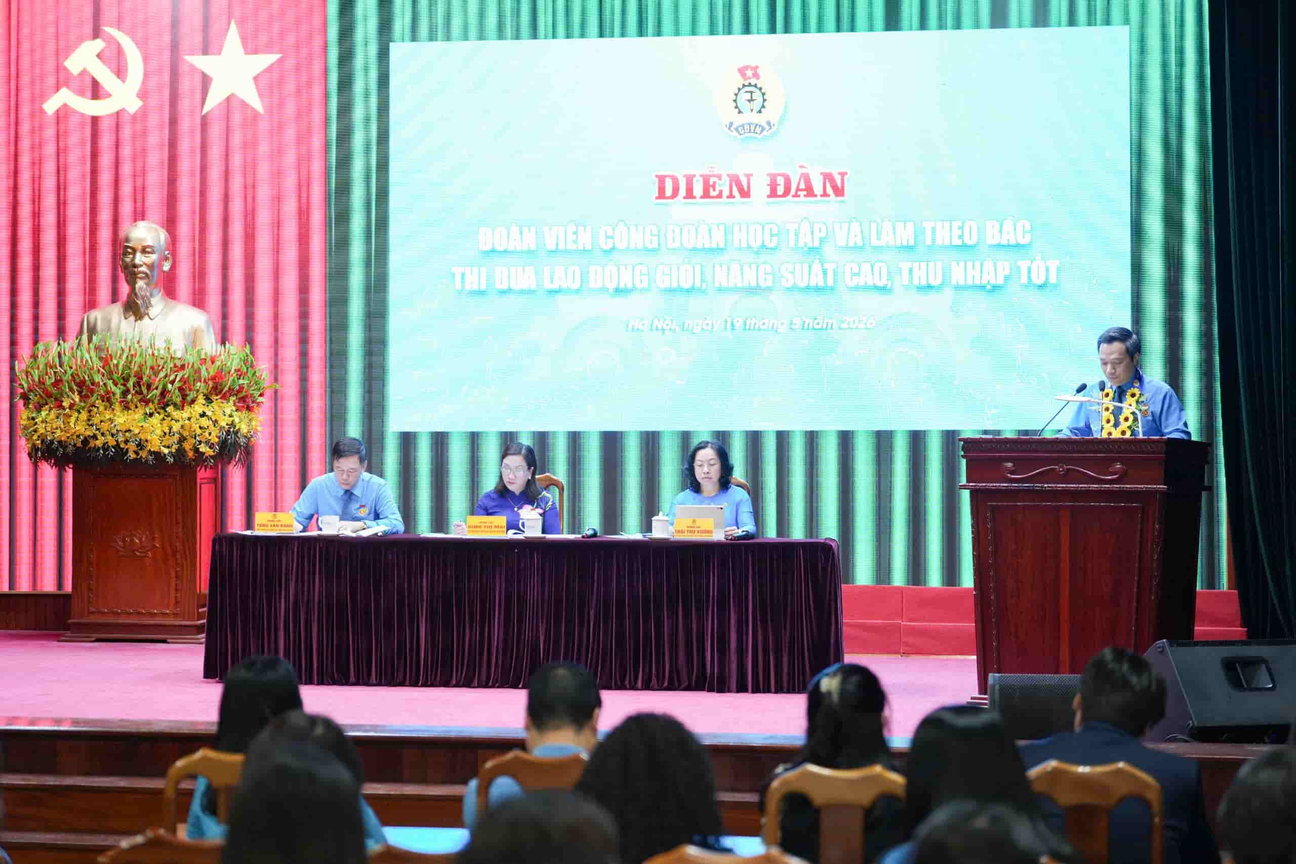 Chủ trì diễn đàn có các đồng chí: Đinh Thị Mai - Phó Trưởng ban Tuyên giáo và Dân vận Trung ương (giữa); Thái Thu Xương - Phó Chủ tịch Thường trực Tổng Liên đoàn Lao động Việt Nam (ngoài cùng bên phải); Tống Văn Băng - Ủy viên Đoàn Chủ tịch, Trưởng Ban Quan hệ Lao động Tổng Liên đoàn Lao động Việt Nam. Ảnh: Hữu Chánh.