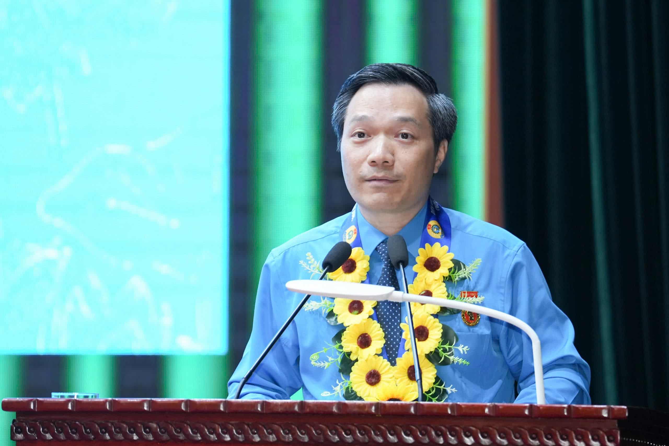 Chairman of VNPT Trade Union Nguyen Anh Tuan lectures at the Forum "Trade Union members study and follow Uncle Ho to compete in good labor, high productivity, and good income". Photo: Huu Chanh.