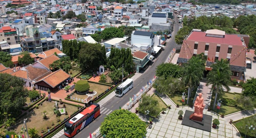 Trường Dục Thanh và Bảo tàng Hồ Chí Minh Bình Thuận nhìn từ trên cao. Ảnh: Duy Tuấn