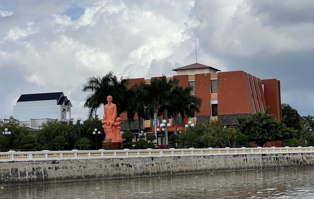 Bảo tàng Hồ Chí Minh Bình Thuận nằm bên dòng sông Cà Ty. Ảnh: Duy Tuấn