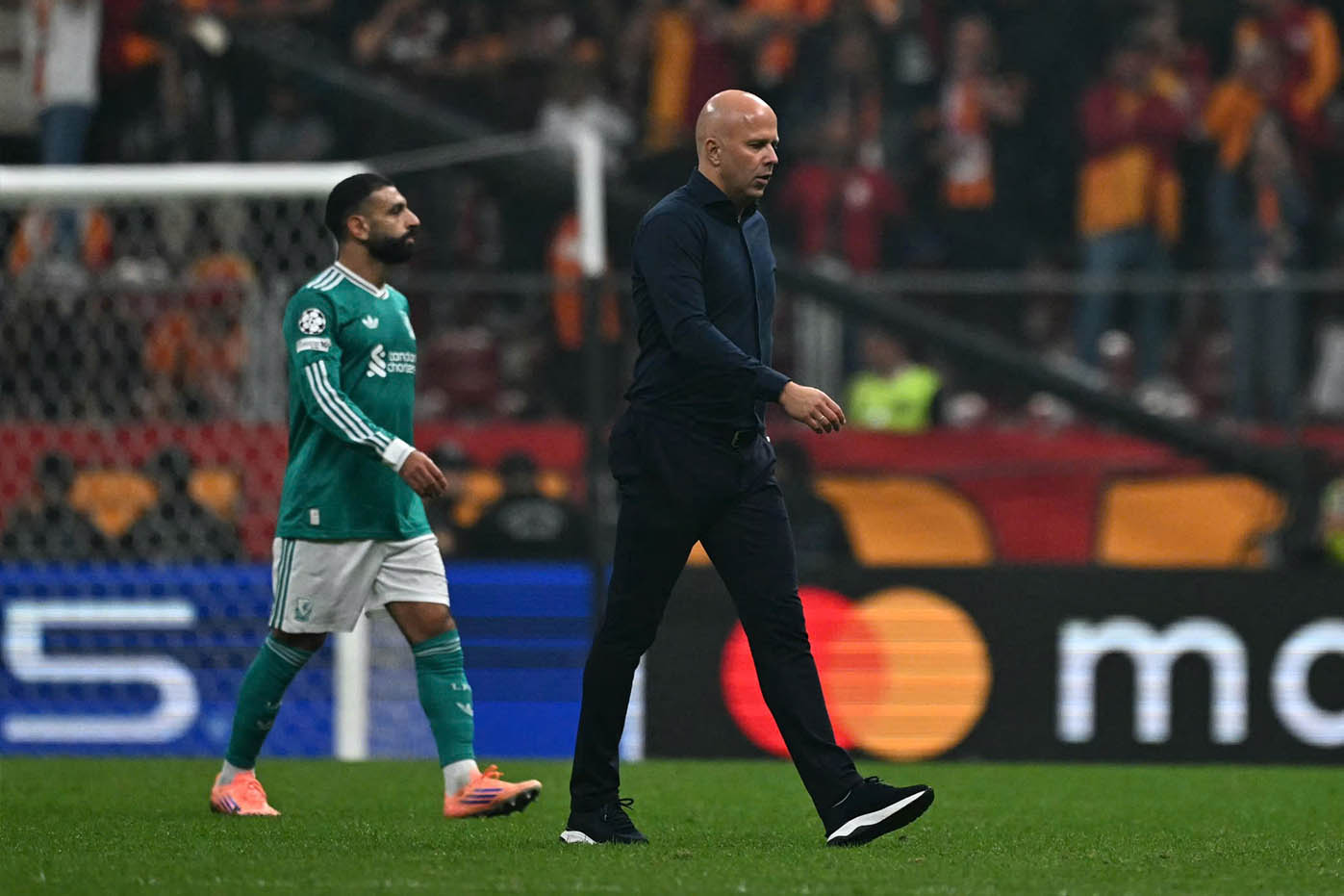 Arne Slot and Mo Salah are equal but not satisfied. Photo: AFP