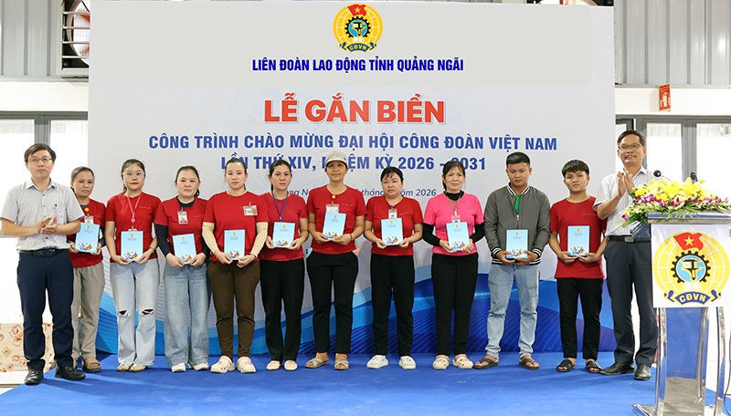 Trao quà cho đoàn viên, người lao động. Ảnh: Quốc Chinh