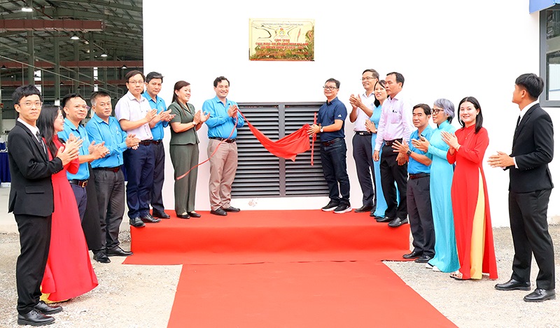Les délégués effectuent la cérémonie d'apposition du panneau du projet "Projet d'usine de production de vêtements Mensa Tịnh Phong, Quảng Ngãi". Photo: Quốc Chinh