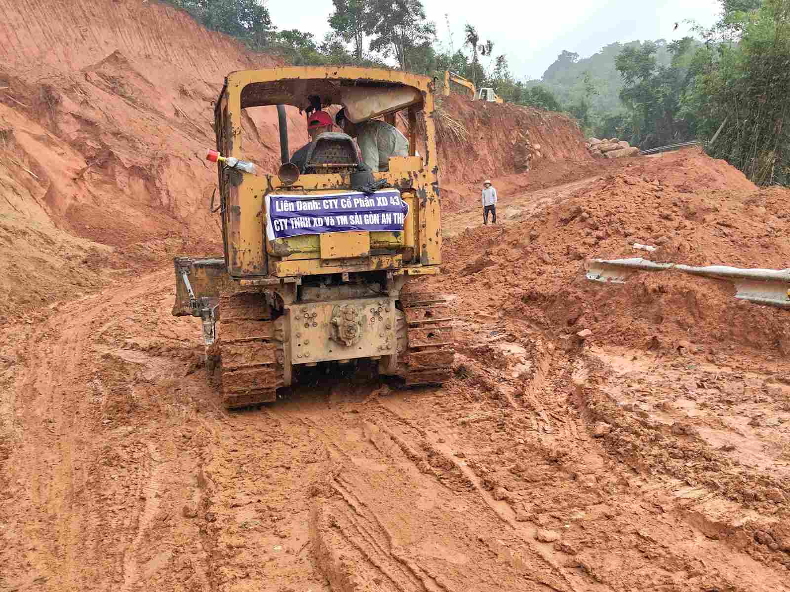 Gia Bac Pass is seriously eroded due to heavy rain. Photo: Phuc Khanh