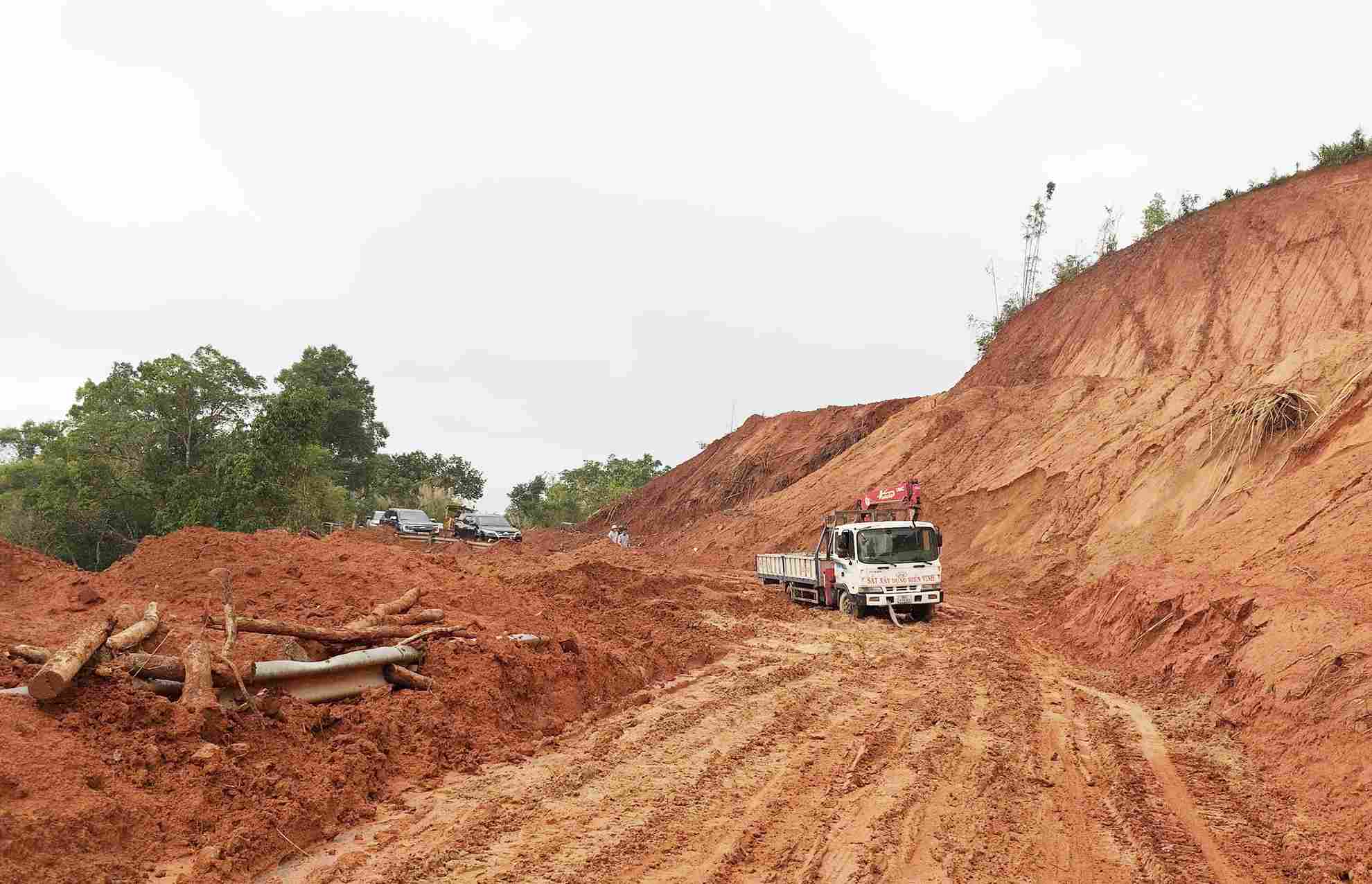 Sạt lở nghiêm trọng trên đèo Gia Bắc, đoạn qua xã Sơn Điền. Ảnh: Phúc Khánh 